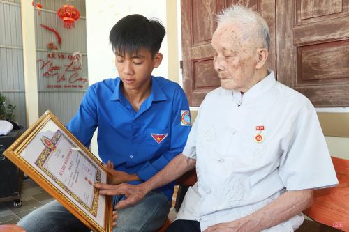 Em Nguyễn Xuân Nghĩa (chắt ngoại cụ Tưng) luôn trân trọng những khoảnh khắc bên cụ Tưng, qua đó hiểu hơn về những năm tháng chiến tranh và sự hy sinh của thế hệ đi trước.