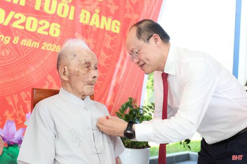  Đồng chí Nguyễn Hồng Lĩnh - Phó Bí thư Thường trực Tỉnh ủy, Chủ tịch HĐND tỉnh trao Huy hiệu 80 năm tuổi Đảng cho đồng chí Đặng Tưng. 