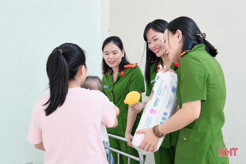 Hội Phụ nữ Trại Tạm giam Công an tỉnh luôn quan tâm đến các cháu bé.