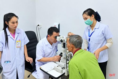 Nhiều người mắc các bệnh lý về mắt có tiền sử hút thuốc lá lâu năm.