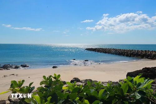 Biển xanh, cát trắng và những ghềnh đá tự nhiên tạo nên vẻ đẹp riêng đầy cuốn hút của Cửa Tùng. (Ảnh: Tường Vi/TTXVN)