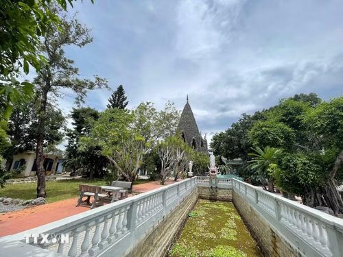 Tháp Bảo Tích dựng bằng san hô, vỏ sò nổi bật giữa khung cảnh chùa. (Ảnh: Đặng Tuấn/ TTXVN)