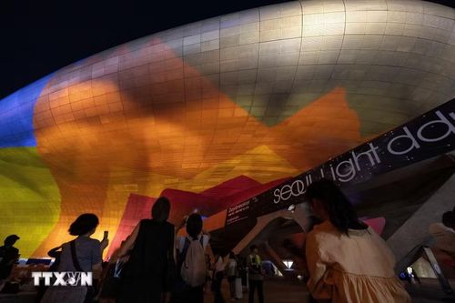 Người dân và du khách thưởng thức các màn trình diễn nghệ thuật ánh sáng tại Seoul, Hàn Quốc, ngày 8/9/2026. (Ảnh: THX/TTXVN phát)