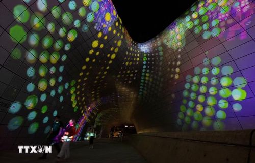 Người dân và du khách thưởng thức các màn trình diễn nghệ thuật ánh sáng tại Seoul, Hàn Quốc, ngày 8/9/2026. (Ảnh: THX/TTXVN phát)