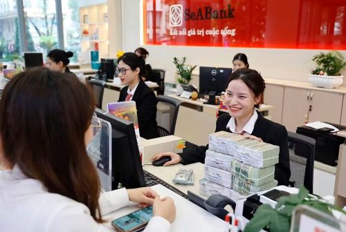 Các ngân hàng thu hút dòng tiền thông qua tiền gửi tiết kiệm, chứng chỉ tiền gửi và trái phiếu. (Ảnh: Vietnam+)