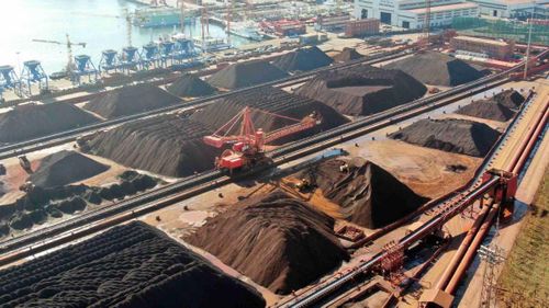 Quặng sắt tại một cảng ở Nhật Chiếu, tỉnh Sơn Đông. Ảnh: China Daily