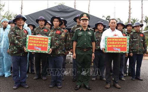 Thượng tướng Lê Quang Minh, Phó Chủ nhiệm Tổng cục Chính trị Quân đội nhân dân Việt Nam, Ủy viên Ban Chỉ đạo 515 quốc gia tặng quà cho Đội tìm kiếm, quy tập hài hốt liệt sĩ tại Nghĩa trang liệt sĩ Tiền Giang.