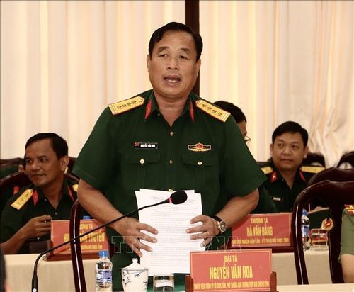 Đại tá Nguyễn Văn Hoa, Chính ủy Bộ CHQS tỉnh Đồng Tháp, Phó Trưởng Ban Thường trực Ban Chỉ đạo 515 phát biểu tại hội nghị. Ảnh: Hồng Nhung/TTXVN