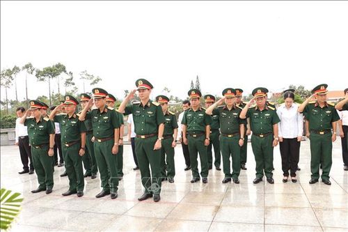 Đoàn công tác Ban Chỉ đạo quốc gia về tìm kiếm, quy tập và xác định danh tính hài cốt liệt sĩ mật niệm tưởng nhớ các liệt sĩ.