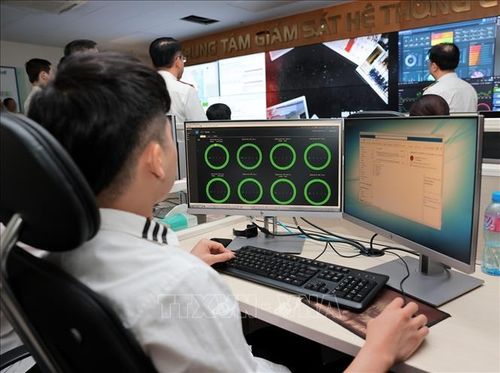 Hoạt động nghiệp vụ của công chức ngành Thuế tại Trung tâm Giám sát CNTT. Ảnh: Phạm Hậu/TTXVN