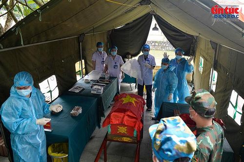 Khu vực lấy mẫu được bố trí riêng biệt; các lực lượng phối hợp thực hiện từng công đoạn theo trình tự chặt chẽ.