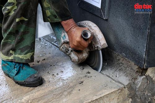 Việc mở phần mộ được tiến hành thận trọng, bảo đảm đúng vị trí và hạn chế tác động đến phần hài cốt bên trong.
