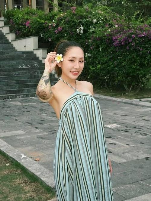 Du Uyên với phong cách trẻ trung, cá tính, gợi cảm.