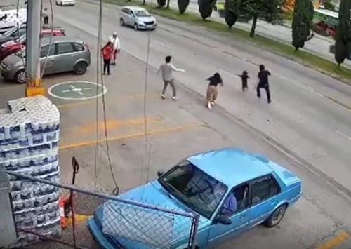 Luis Cruz lao vào dòng xe cộ đang chạy để cứu một em bé vào ngày 6/9, tại Puebla, Mexico. Ảnh cắt từ clip/Alerta Mundial News