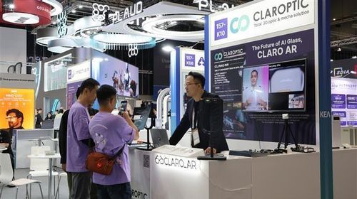 Các sản phẩm kính thông kinh được trưng bày phổ biến tại IFA 2026. Ảnh: Thu Hằng - PV TTXVN tại Đức