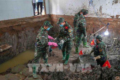Đội tìm kiếm, quy tập hài cốt liệt sĩ (lâm thời) thành phố Cần Thơ tìm kiếm hài cốt liệt sĩ tại ấp Trường Hòa, xã Thới Lai, thành phố Cần Thơ. Ảnh: Thanh Liêm - TTXVN