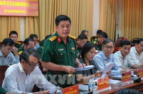 Đại tá Phạm Ngọc Quang, Chính ủy Bộ Chỉ huy quân sự thành phố Cần Thơ báo cáo kết quả thực hiện "Chiến dịch 500 ngày đêm" trên địa bàn Cần Thơ. Ảnh: Thanh Liêm - TTXVN
