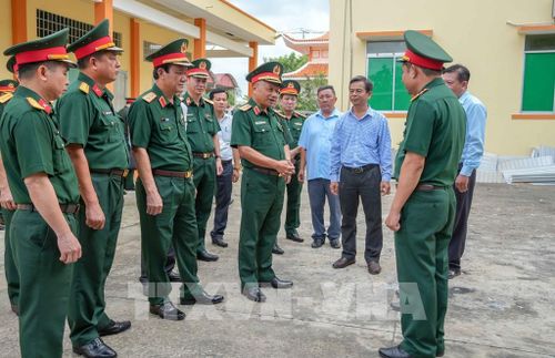 Thượng tướng Lê Quang Minh, Phó Chủ nhiệm Tổng cục Chính trị Quân đội nhân dân Việt Nam kiểm tra công tác tìm kiếm, quy tập hài cốt liệt sĩ tại xã Thới Lai, thành phố Cần Thơ. Ảnh: Thanh Liêm - TTXVN