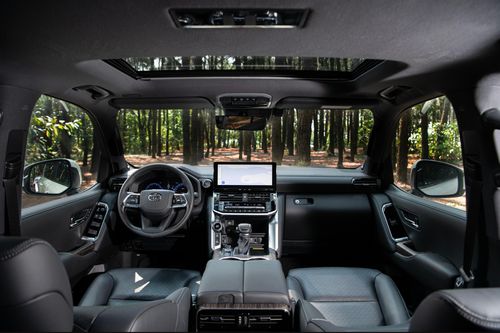 Không gian nội thất Land Cruiser HEV. Ảnh: TMV