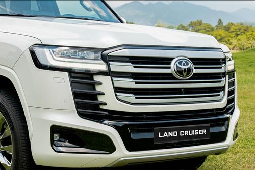 Thiết kế cản trước trên Land Cruiser HEV khác so với bản máy xăng. Ảnh: TMV