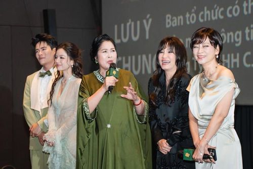 Nhiều đồng nghiệp gọi tên NSND Hồng Vân là người hay ăn vặt nhất đoàn phim.