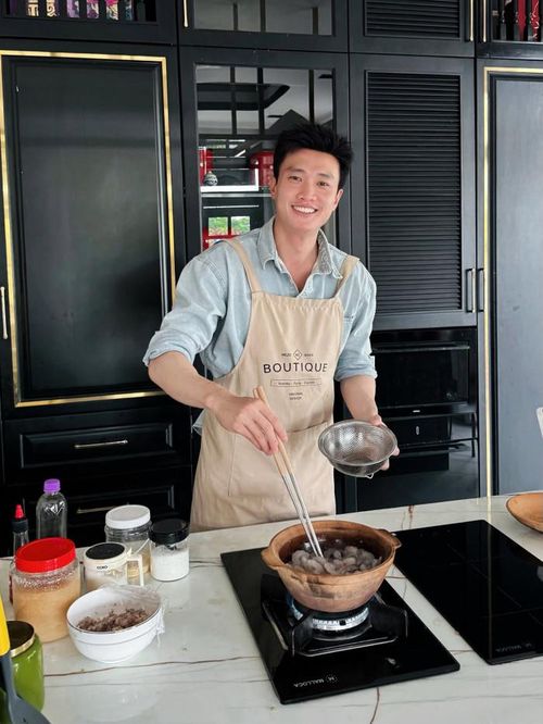 Dù bận bịu với nghệ thuật và kinh doanh nhưng Quốc Trường vẫn dành thời gian vào bếp.