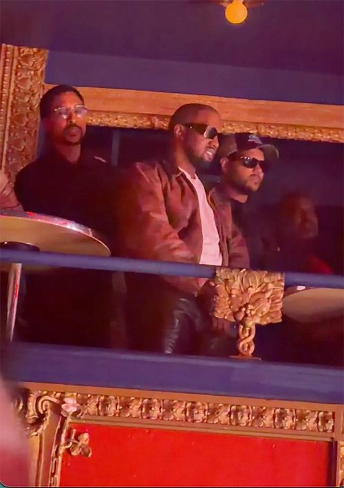 Nam rapper chăm chú theo dõi North từ một ban công cùng ê-kíp của mình.