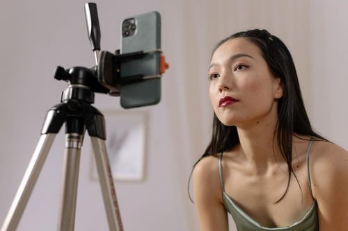 Sáng tạo nội dung là công việc làm thêm có thu nhập cao ở thời điểm hiện tại. Ảnh: Sưu tầm
