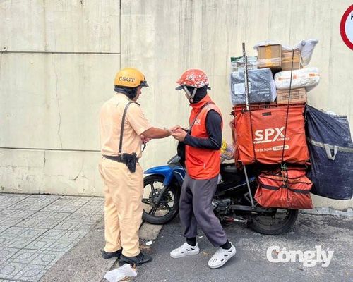 Nhiều shipper chở hàng hoá cồng kềnh gây cản trở giao thông.