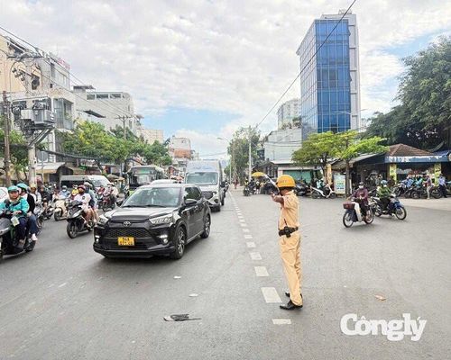 CSGT TP.HCM tăng cường điều tiết giao thông trên đường.