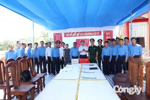 Đoàn công tác chụp ảnh lưu niệm cùng cán bộ, chiến sĩ Đội K73.
