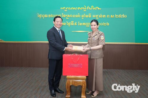 Ông Phạm Tấn Hòa - Phó chủ tịch UBND tỉnh Tây Ninh tặng quà bà Ban Sreymom, Tỉnh trưởng Ban Hành chính tỉnh Pailin.