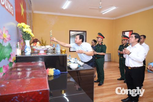 Đoàn công tác thắp hương tại bàn thờ Chủ tịch Hồ Chí Minh, nơi bảo quản 6 bộ hài cốt liệt sĩ Đội K73 vừa quy tập được.