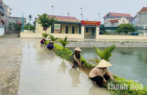Người dân thôn Giáp Ngoại, xã Hồ Vương tham gia phong trào “Ngày thứ 7, chủ nhật xanh”.