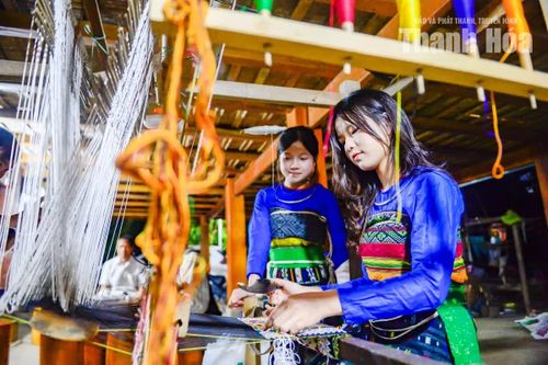 Cùng với các làn điệu dân gian thì nghề dệt thổ cẩm, trang phục truyền thống và những món ăn đặc trưng của người Thái cũng được người dân gìn giữ, giới thiệu đến du khách trong nước và quốc tế.