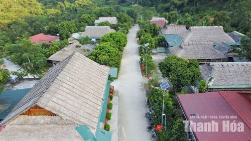 Từ khi phát triển du lịch cộng đồng, người dân bản Ngàm luôn chú trọng vệ sinh đường làng sạch sẽ, trồng hoa trước hiên hay dưới mỗi mái nhà, học cách đón tiếp du khách. Tuy những thay đổi này mới bắt đầu khoảng vài năm trở lại đây, nhưng đang từng bước làm diện mạo bản làng khởi sắc giữa không gian bình yên nơi núi rừng.