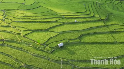 Năm 2019, tour du lịch Quan Sơn - Viêng Xay được khai trương tại bản Ngàm, mở ra hướng phát triển mới cho người dân địa phương. Từ cảnh sắc núi rừng và vốn văn hóa sẵn có, người dân từng bước xây dựng các sản phẩm du lịch để thu hút du khách.