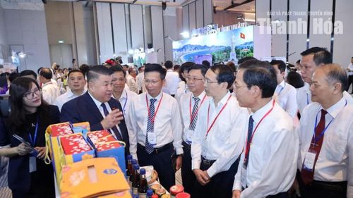 Đại diện Saigon Co.op tham quan gian hàng giới thiệu sản phẩm đặc trưng của tỉnh Thanh Hóa. Hiện nay, Siêu thị Co.opmart Thanh Hóa đã và đang kinh doanh nhiều sản phẩm của địa phương.
