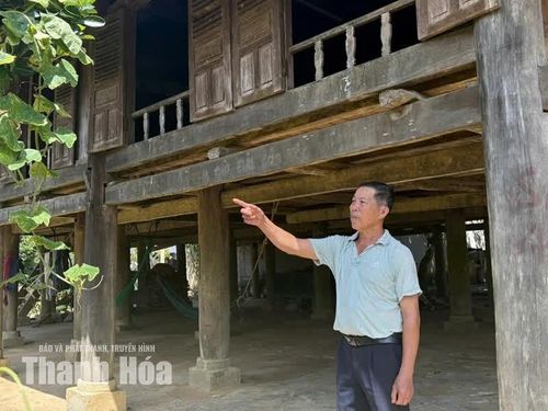 Những nếp nhà sàn giữa màu xanh núi rừng tạo nên không gian văn hóa đặc trưng của thôn Vịn, nơi đang phát triển du lịch cộng đồng.