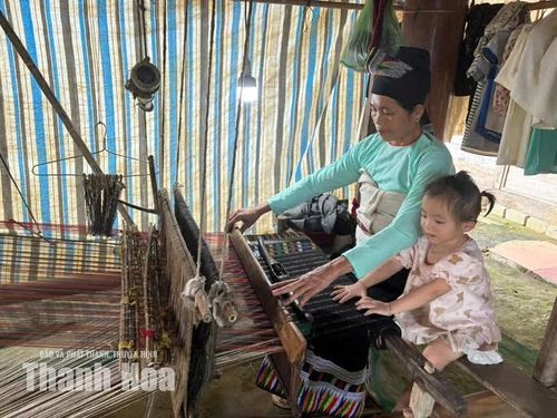 Phụ nữ xã Bát Mọt gìn giữ nghề dệt thổ cẩm truyền thống