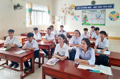 Học sinh lớp 10 học tập tại Trường Tiểu học và THCS Thổ Châu, đặc khu Thổ Châu.