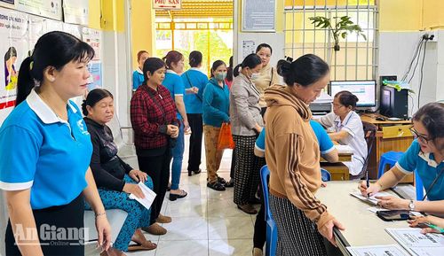 Hội Liên hiệp Phụ nữ xã Tân Hiệp hỗ trợ người dân làm thủ tục khám sức khỏe.