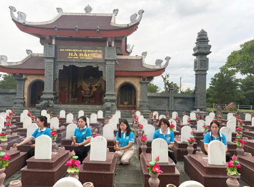  Đoàn công tác Hội Liên hiệp Phụ nữ tỉnh dâng hương, viếng các Anh hùng liệt sĩ tại Nghĩa trang Liệt sĩ Quốc gia Trường Sơn. 