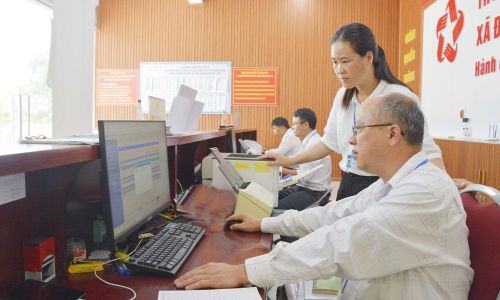 Cán bộ Trung tâm Phục vụ hành chính công xã Đại Sơn rà soát, tháo gỡ các điểm nghẽn về giải quyết thủ tục hành chính cho người dân.