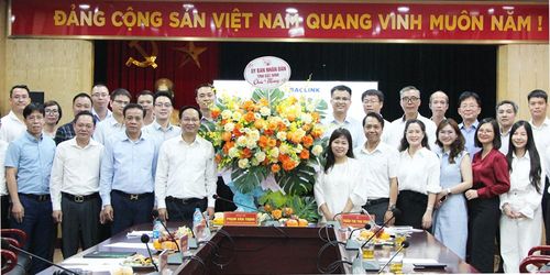  Đồng chí Phạm Văn Thịnh tặng hoa chúc mừng Ban Chấp hành lâm thời Hội Bán dẫn tỉnh Bắc Ninh. 
