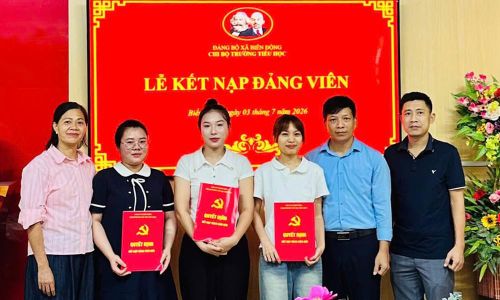 Các quần chúng mới được kết nạp vào Đảng tại Chi bộ Trường Tiểu học Biển Động.