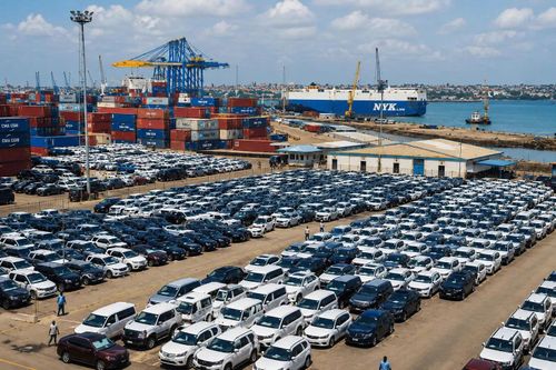 Ô tô cũ hoặc đã qua sử dụng ở các nước phát triển đổ về châu Phi. Ảnh: Ascopeshipping.co.uk