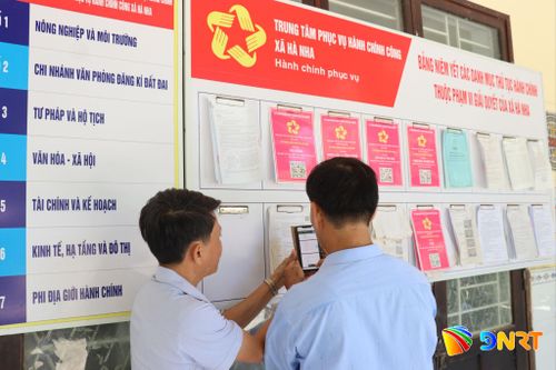 Cán bộ hướng dẫn người dân thực hiện thủ tục tại Trung tâm Phục vụ hành chính công xã Hà Nha. Ảnh: TRẦN TRÚC