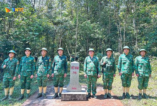 Cán bộ, chiến sĩ Đồn Biên phòng La Êê tuần tra biên giới. Ảnh ĐVCC