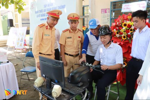Học sinh Trường THPT Phan Thành Tài thực hành kỹ năng điều khiển xe an toàn, đúng cách. Ảnh: KHÁNH NGÂN